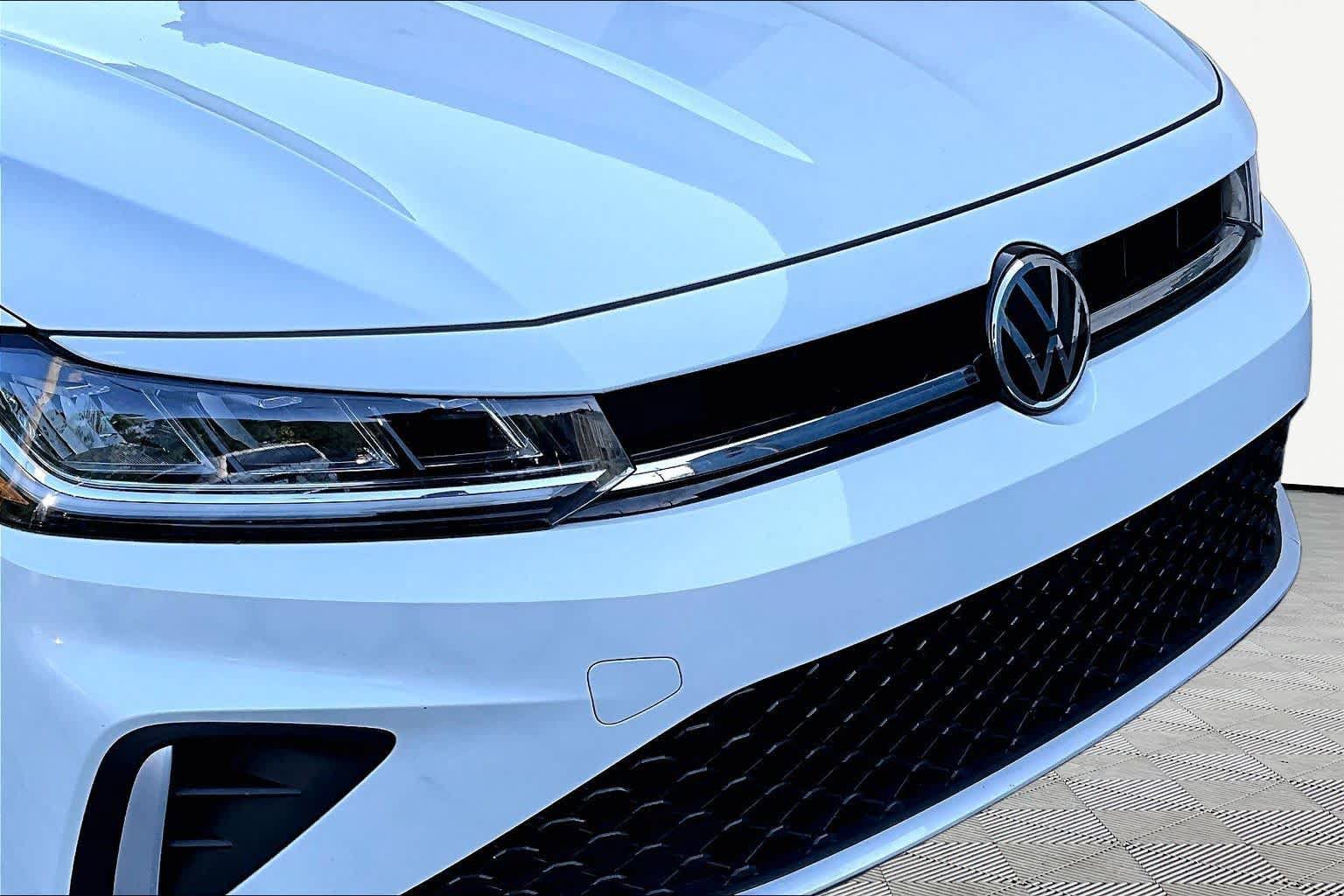 Used 2025 Volkswagen Jetta SE FWD image 30