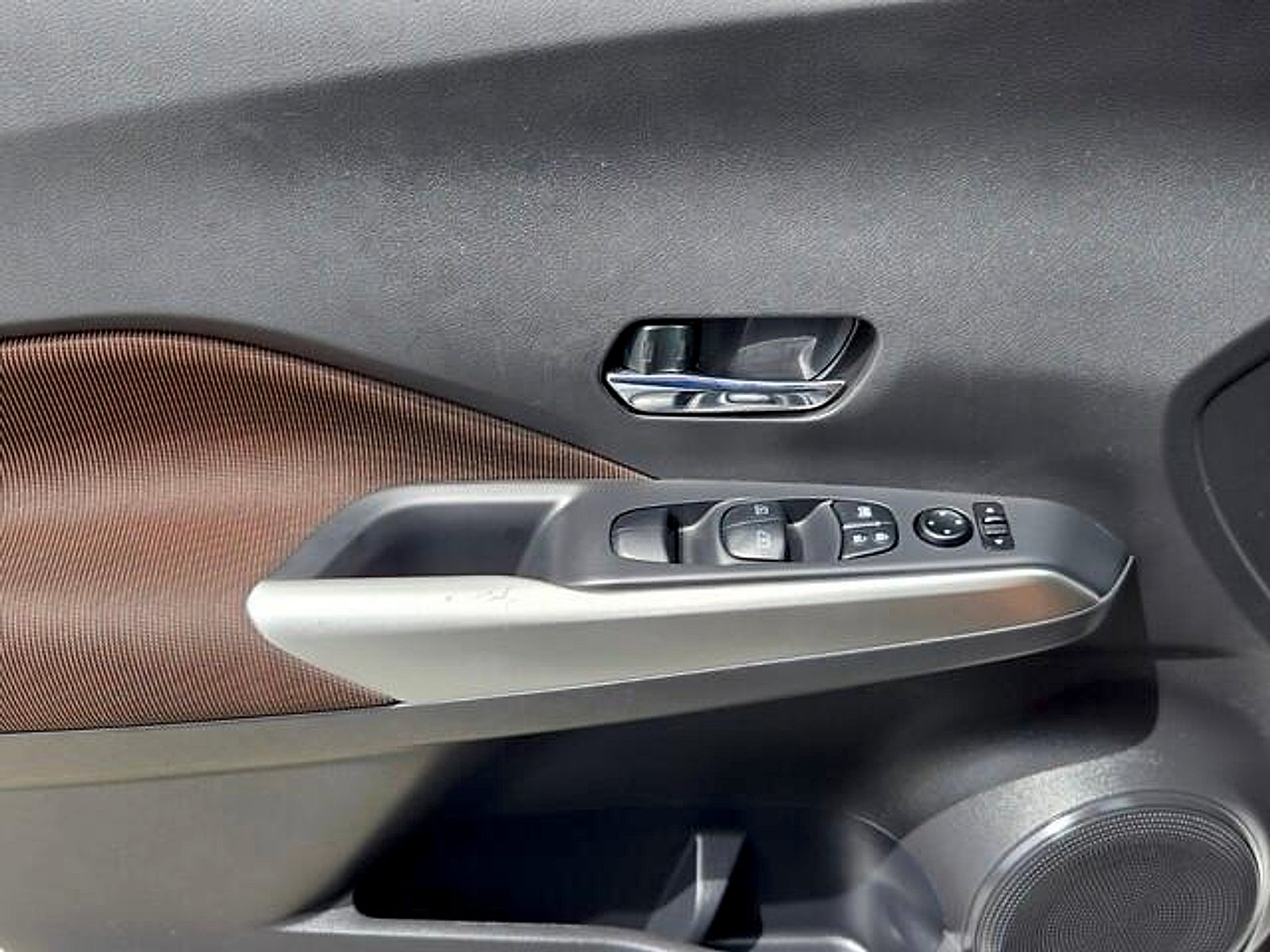 Used 2020 Nissan Kicks SR w/ Exterior Package FWD image 24