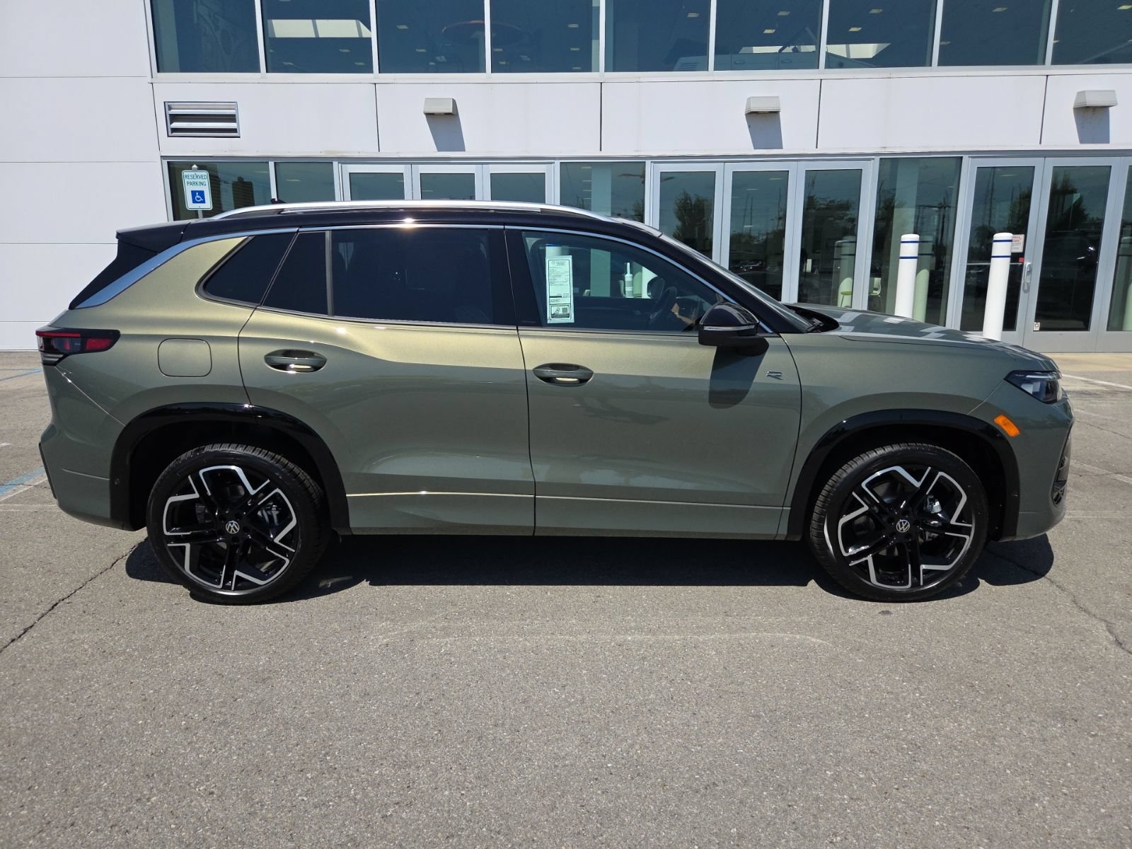 New 2026 Volkswagen Tiguan SEL R-Line AWD/4WD image 2