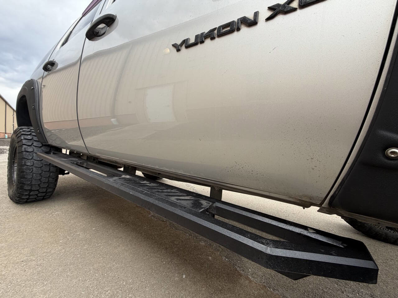 Used 2011 GMC Yukon XL SLE image 7