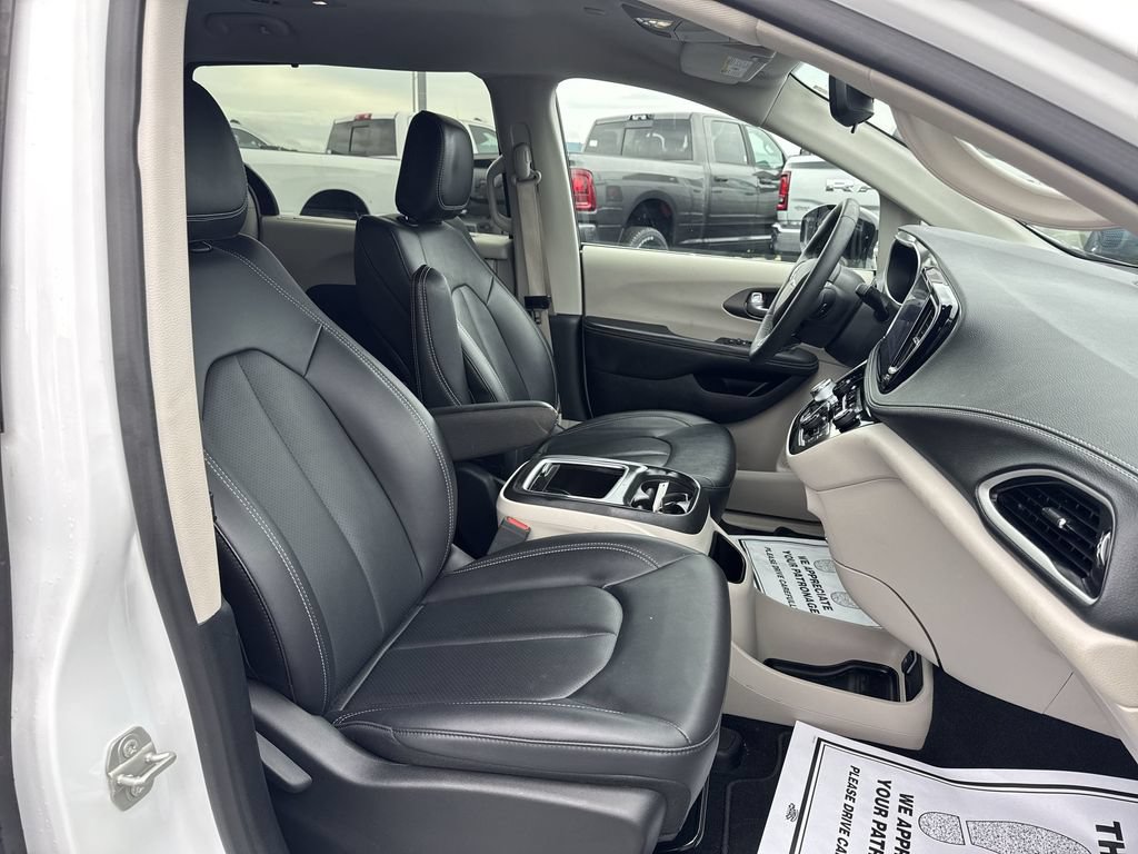 Used 2024 Chrysler Pacifica Touring-L AWD/4WD image 24