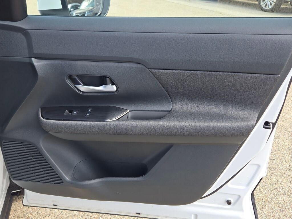 Used 2025 Nissan Kicks SV AWD/4WD image 6