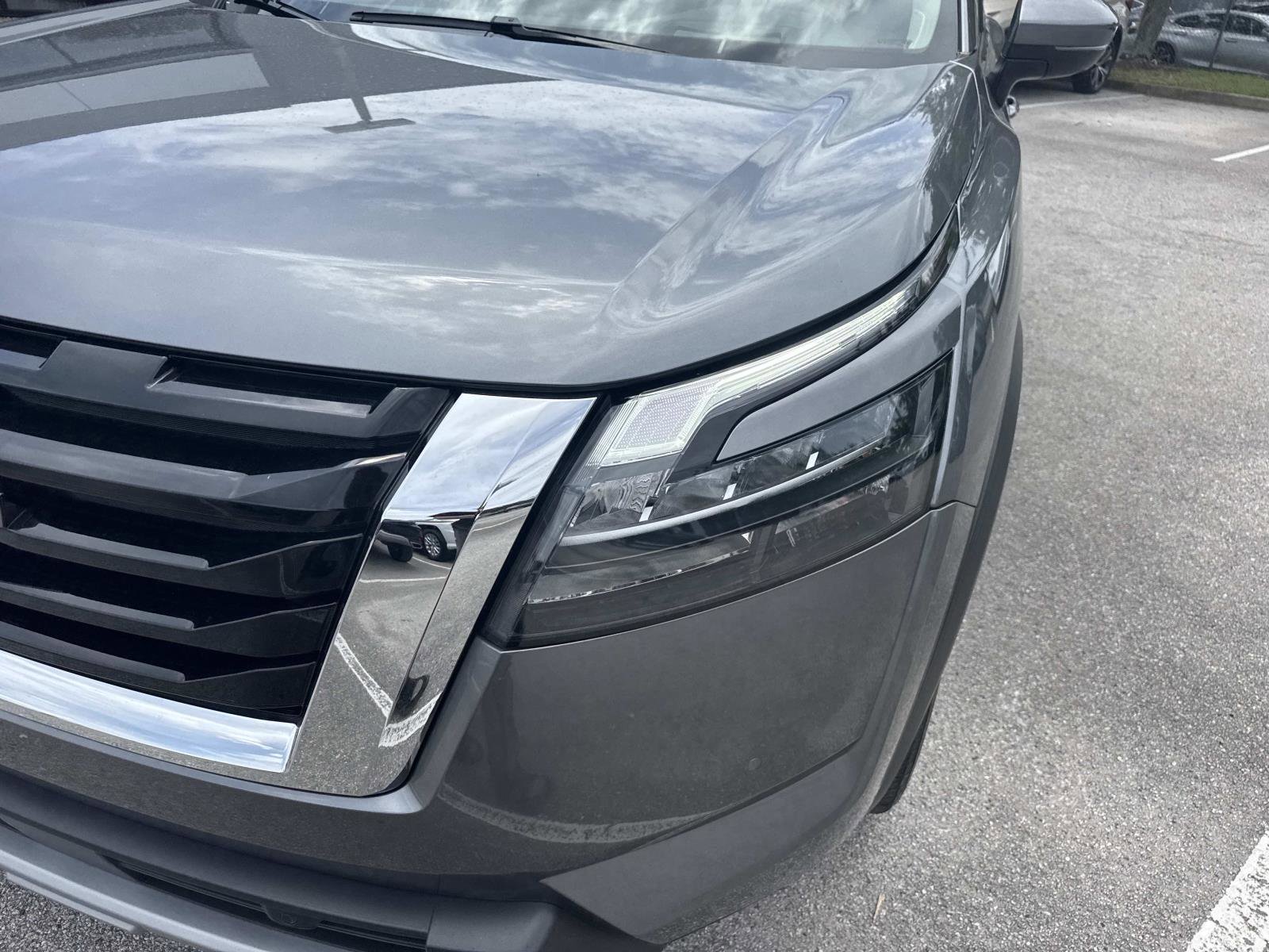 Used 2025 Nissan Pathfinder Platinum AWD/4WD image 9