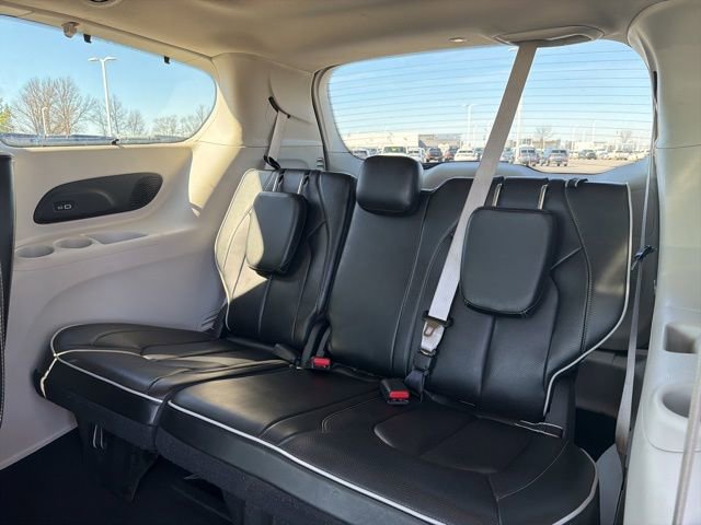 Used 2023 Chrysler Pacifica Limited FWD image 14