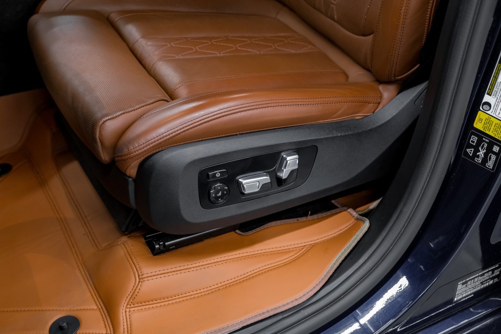 Used 2022 BMW X7 M50i w/ Executive Package image 36