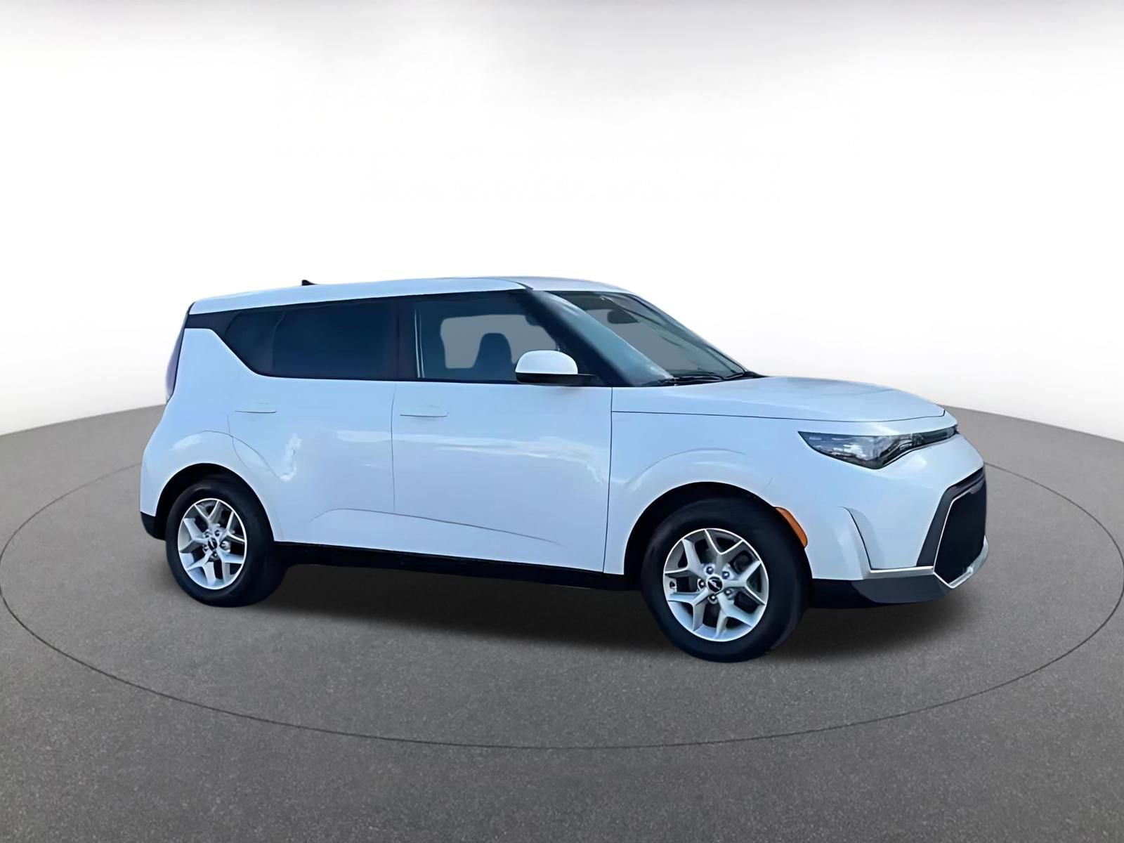 Used 2025 Kia Soul LX w/ LX Technology Package FWD image 2