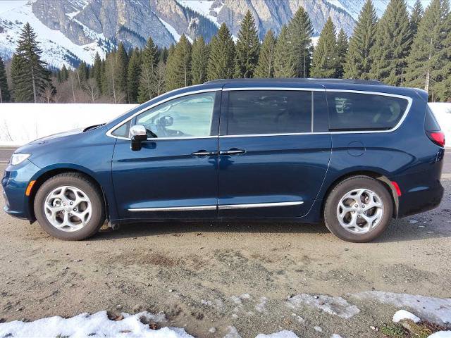 Used 2023 Chrysler Pacifica Limited image 3