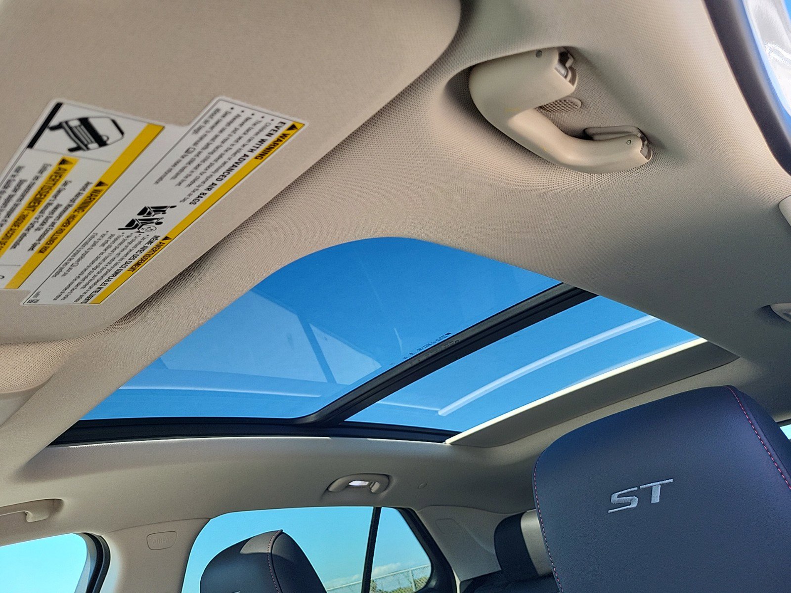 Used 2023 Buick Envision Essence w/ Sport Touring Package image 24