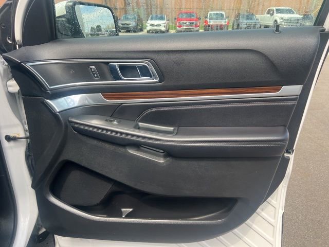 Used 2017 Ford Explorer Limited w/ Equipment Group 301A FWD image 10