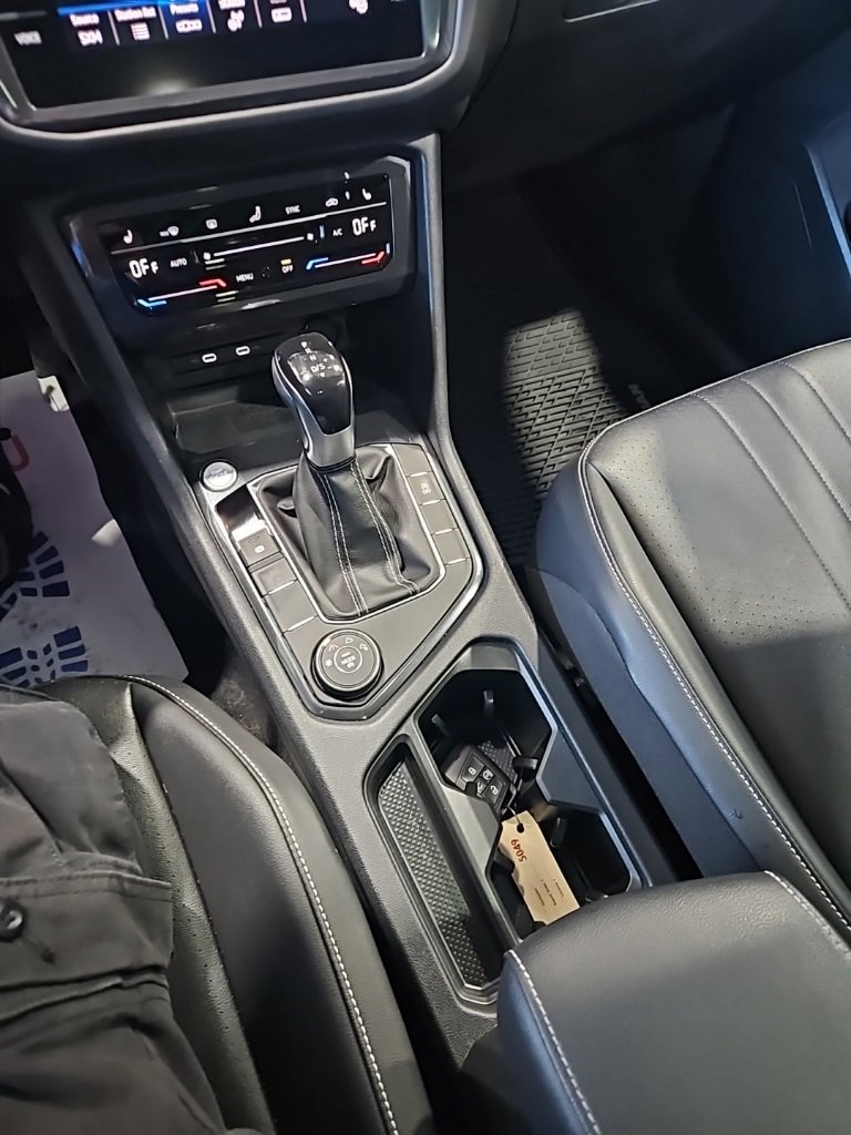 Used 2022 Volkswagen Tiguan SE image 32