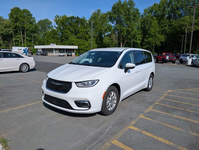Used 2023 Chrysler Pacifica Touring-L w/ Uconnect Theater Family Group FWD image 1