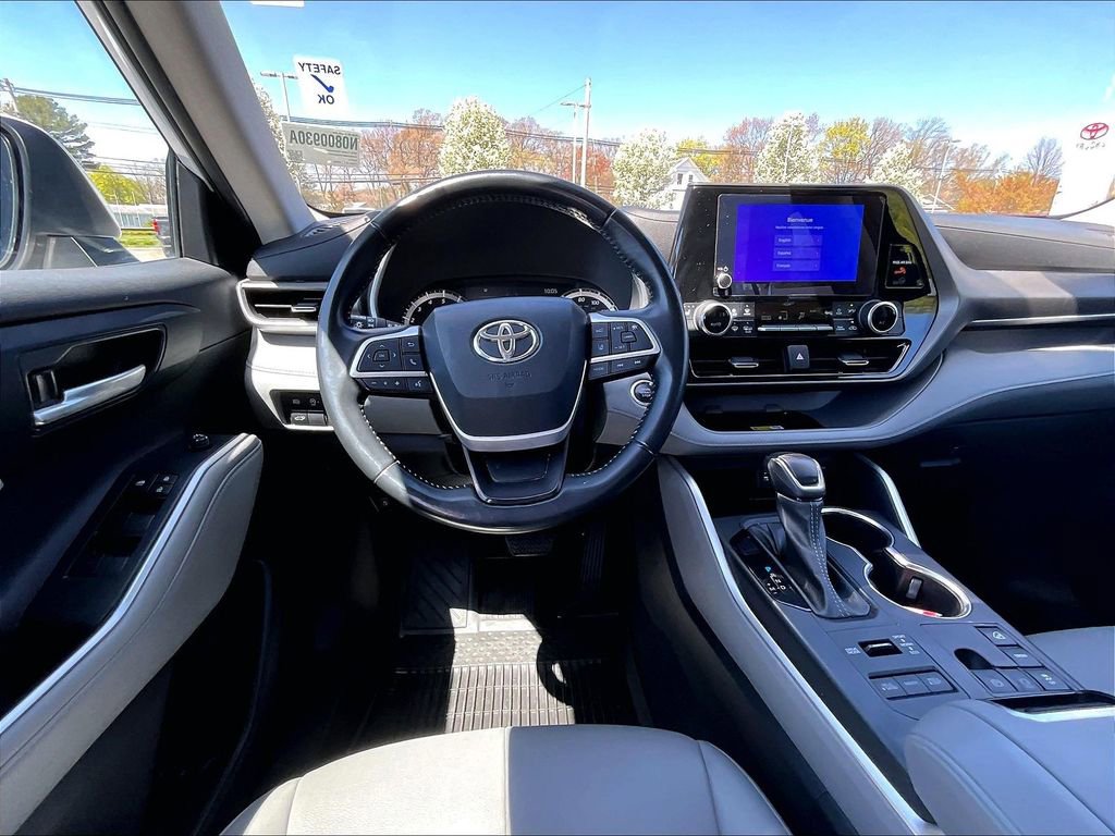 Used 2023 Toyota Highlander XLE AWD/4WD image 18