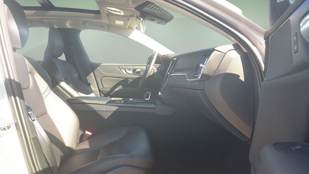Used 2023 Volvo S60 T8 Plus image 11