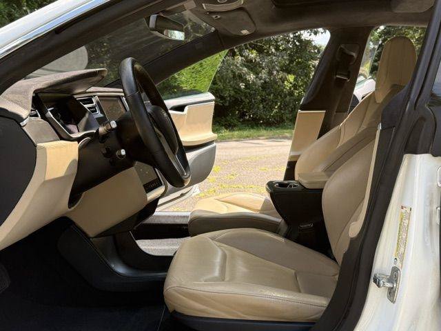 Used 2015 Tesla Model S 85 RWD image 11