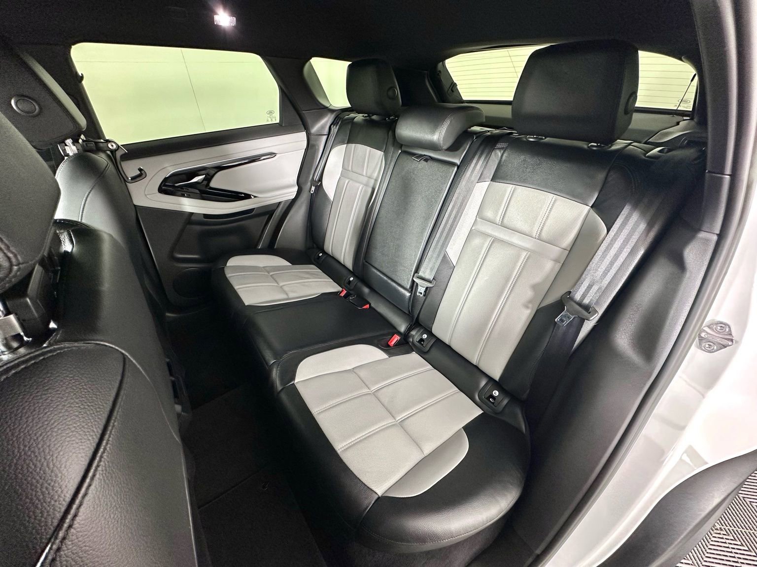 Used 2023 Land Rover Range Rover Evoque R-Dynamic S image 29