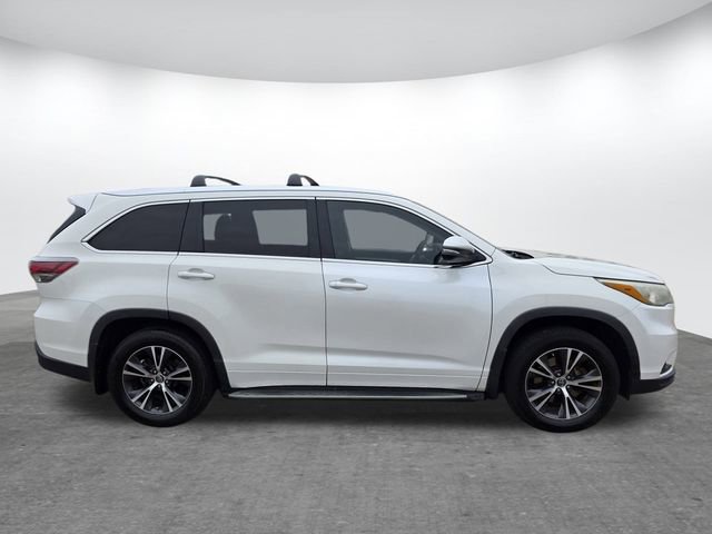 Used 2016 Toyota Highlander XLE image 2