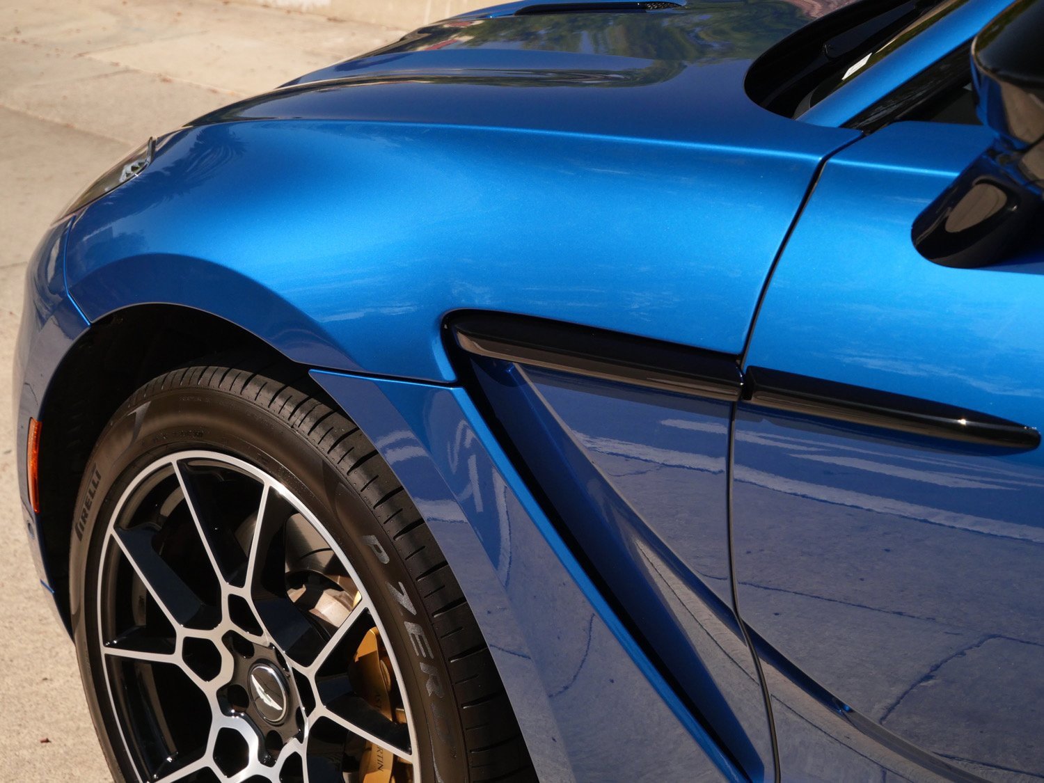 Used 2024 Aston Martin DBX image 9