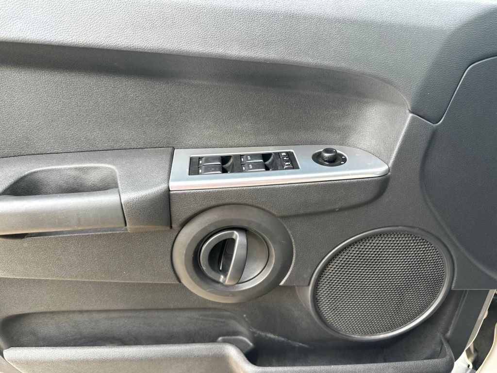 Used 2008 Jeep Commander Sport RWD image 13