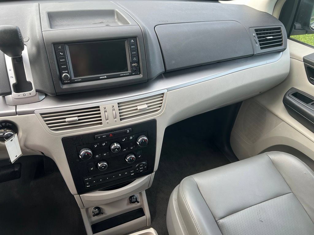 Used 2012 Volkswagen Routan SE FWD image 26
