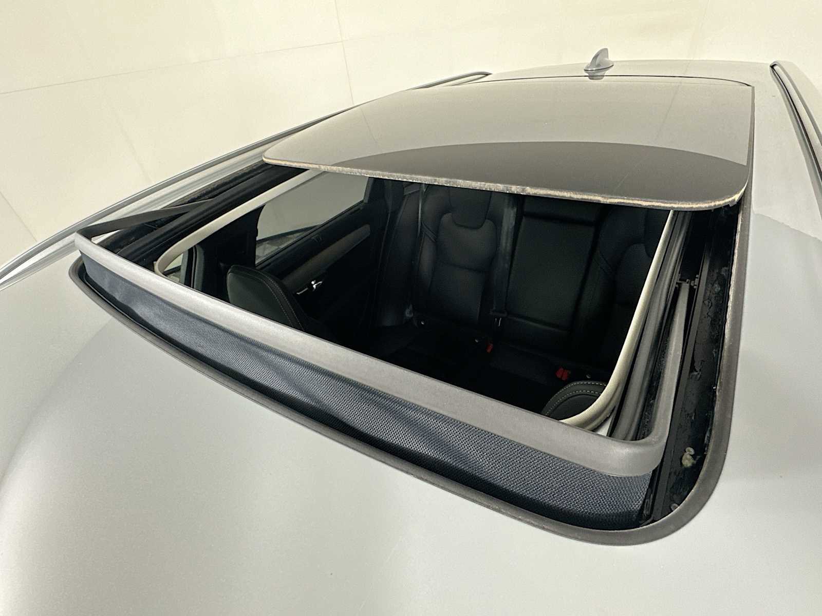 Used 2025 Volvo V90 B6 Cross Country Ultra w/ Climate Package image 19