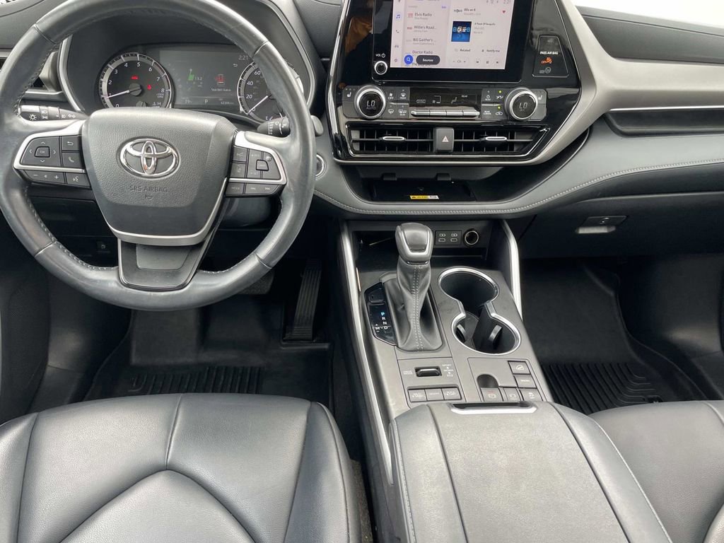 Used 2023 Toyota Highlander XLE image 13