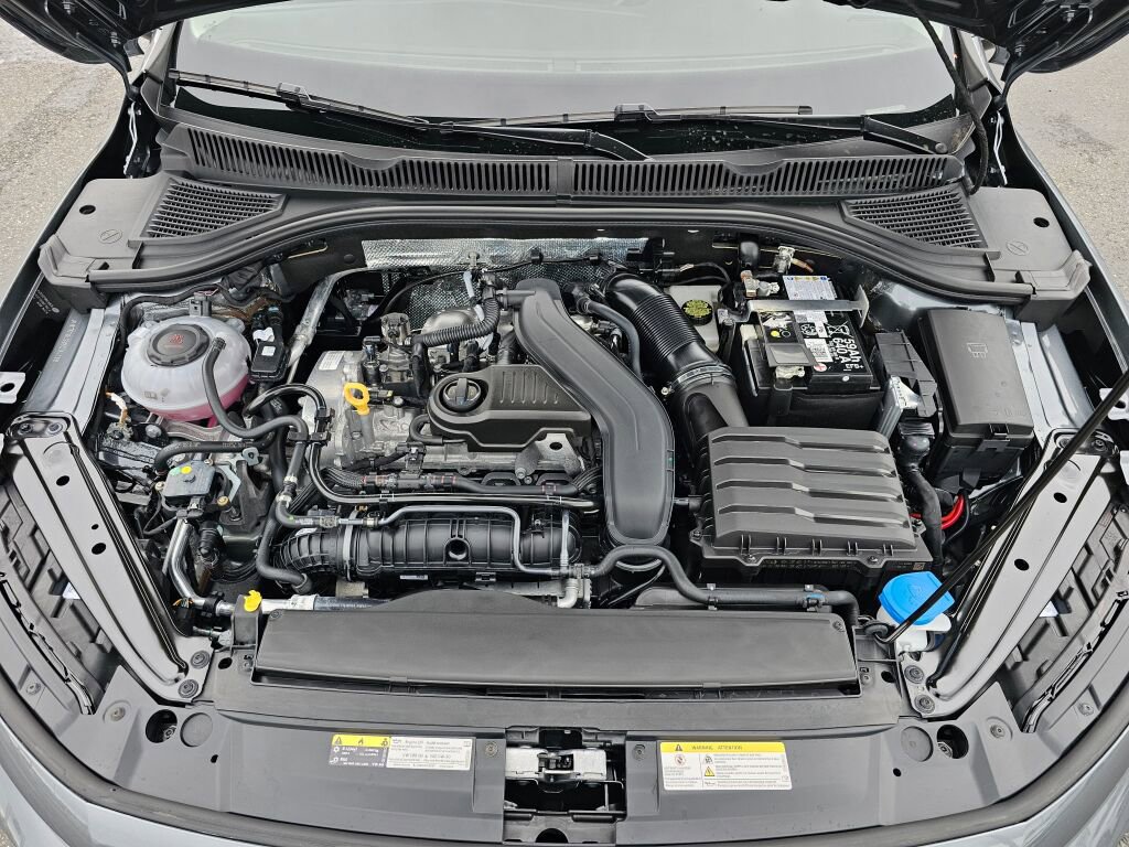 Certified 2025 Volkswagen Jetta SE w/ Sunroof Package image 9