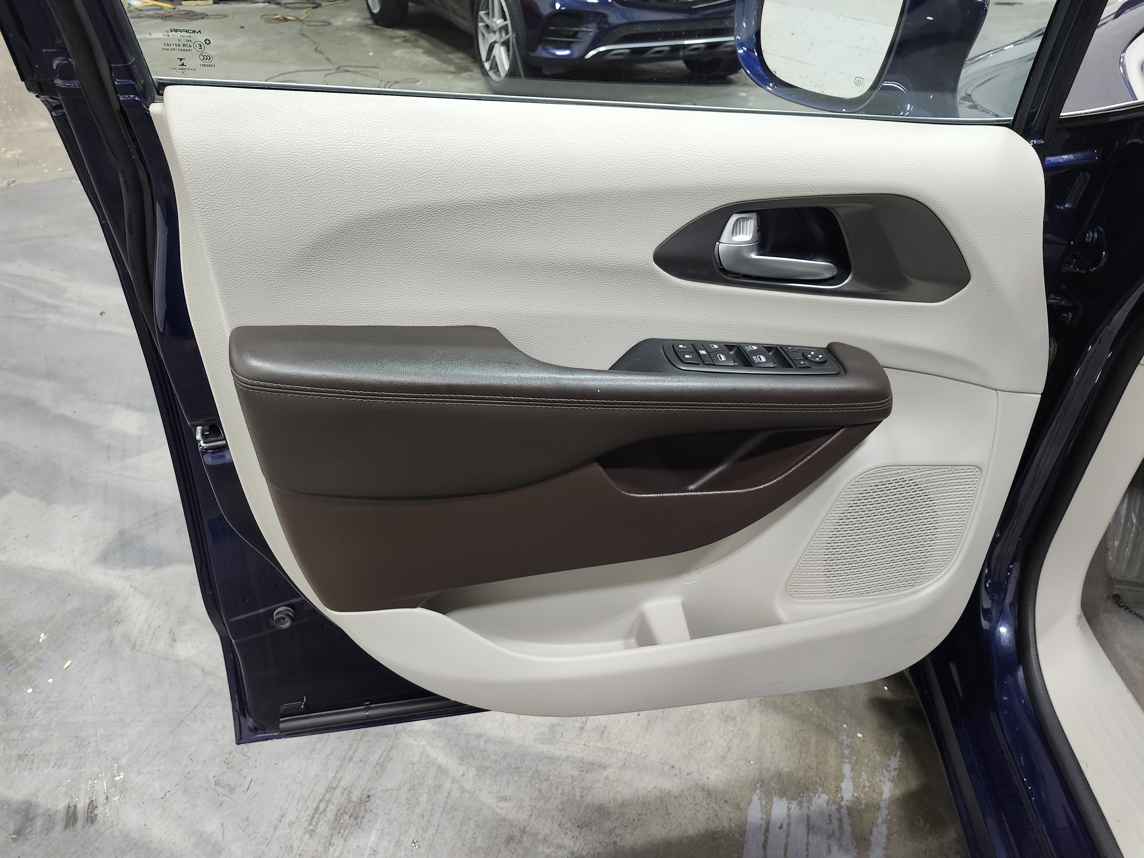 Used 2017 Chrysler Pacifica Touring-L w/ Tire & Wheel Group image 24