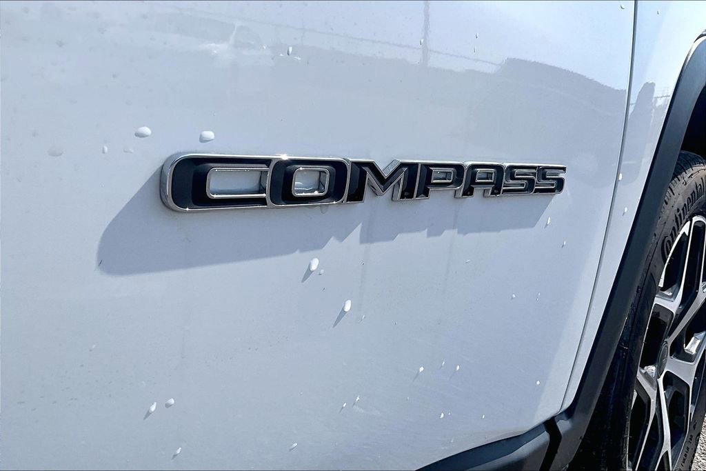 Used 2025 Jeep Compass Limited image 41