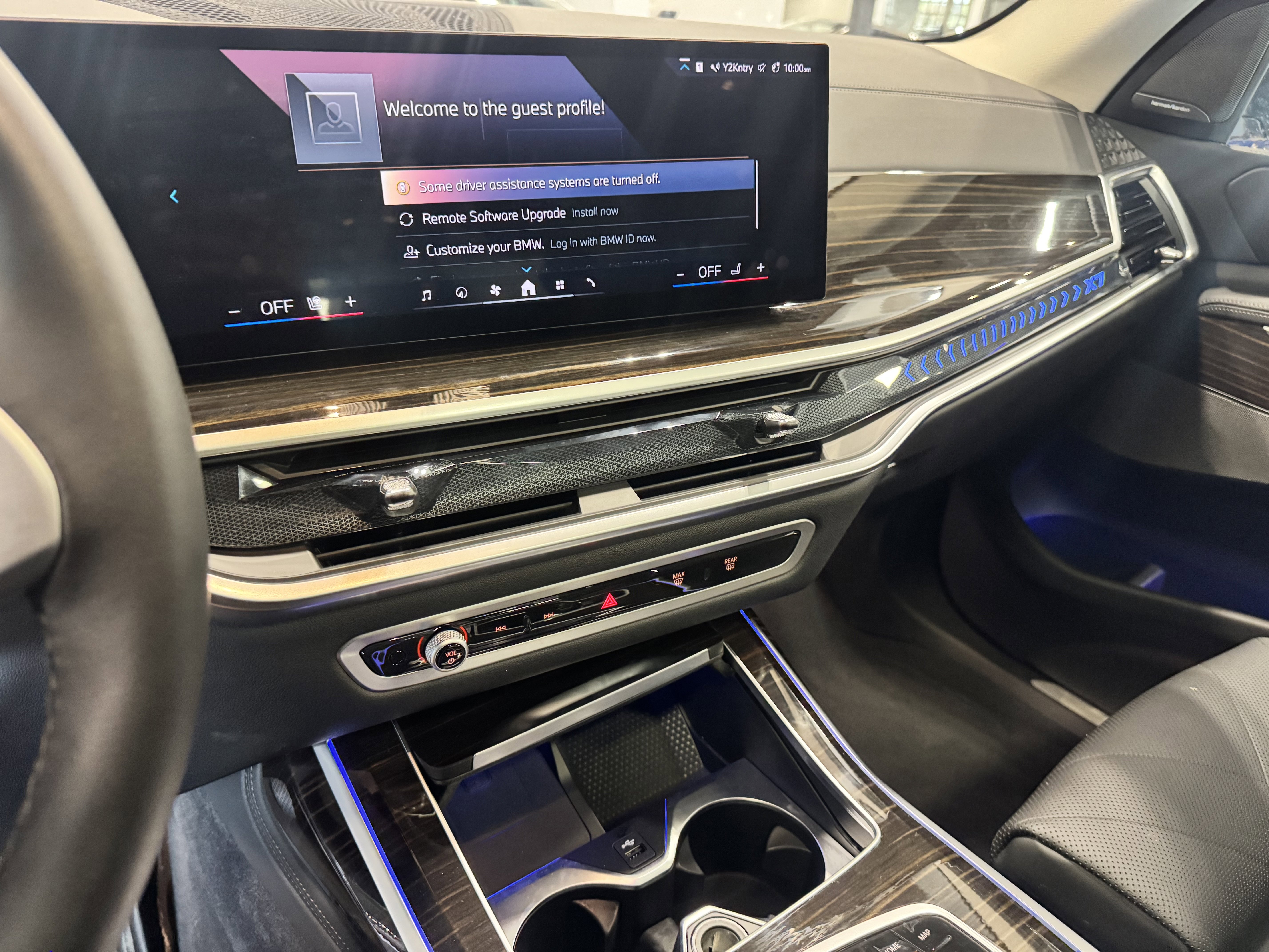 Used 2025 BMW X7 xDrive40i w/ Premium Package image 11