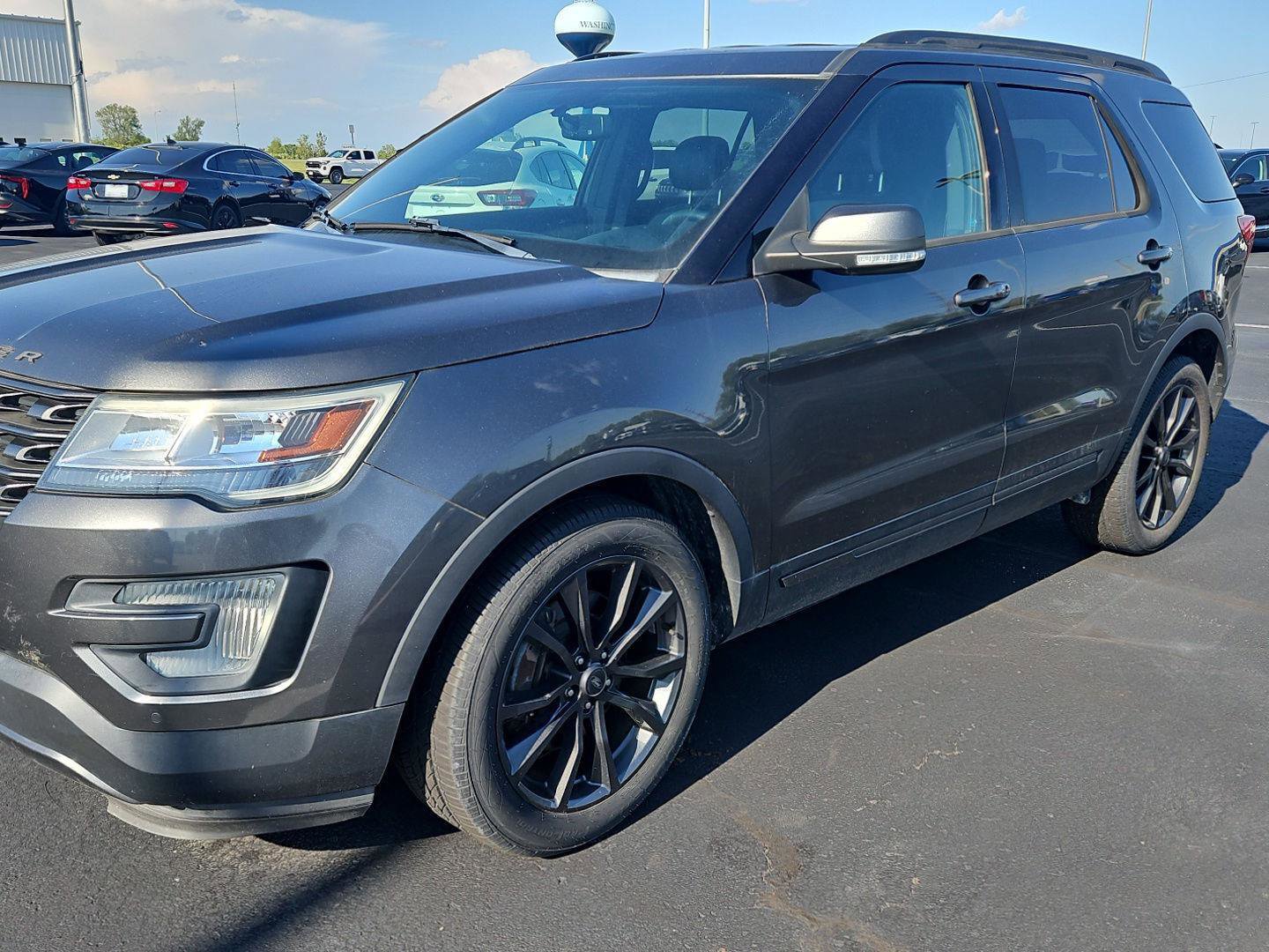 Used 2017 Ford Explorer XLT w/ Equipment Group 202A FWD image 4