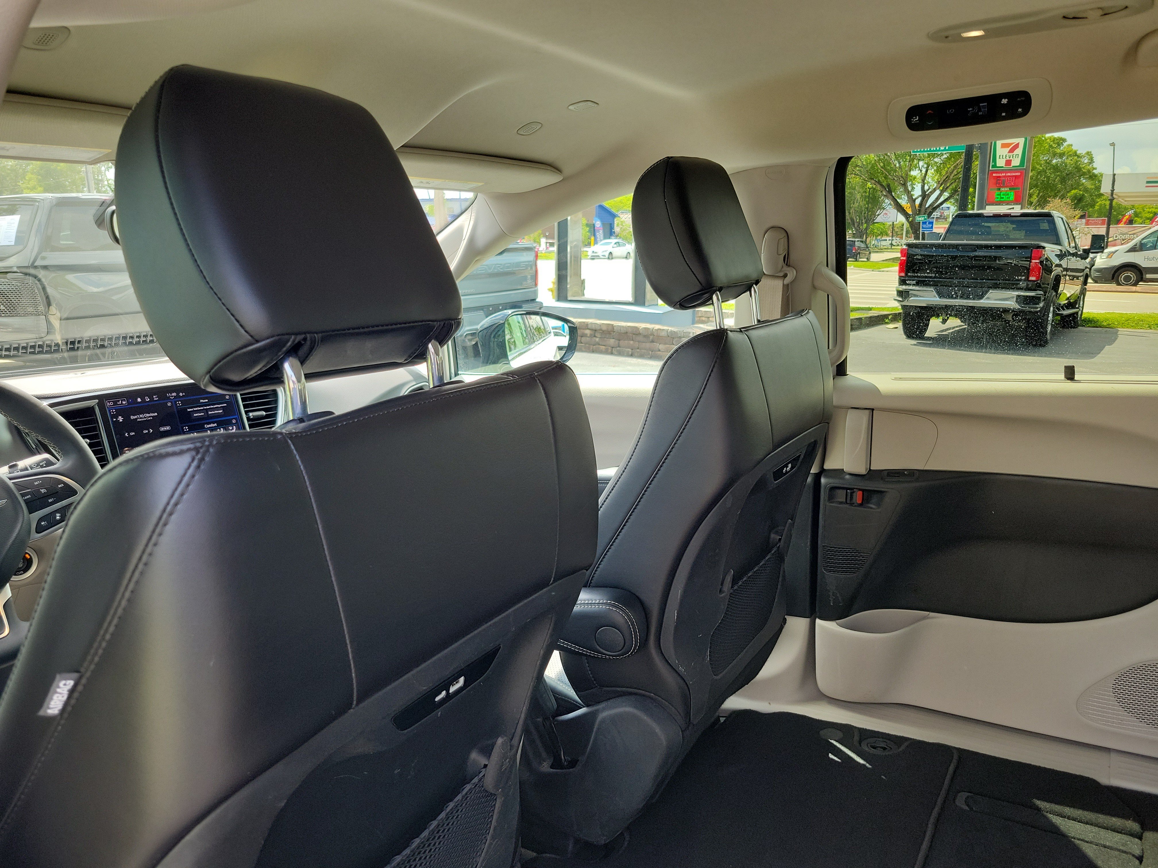 Used 2024 Chrysler Pacifica Touring-L FWD image 10