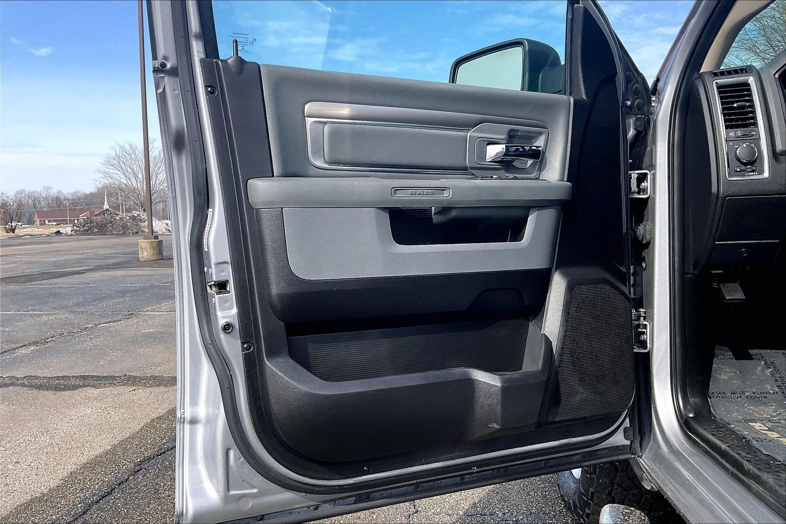 Used 2019 RAM 1500 Classic SLT w/ Luxury Group image 18