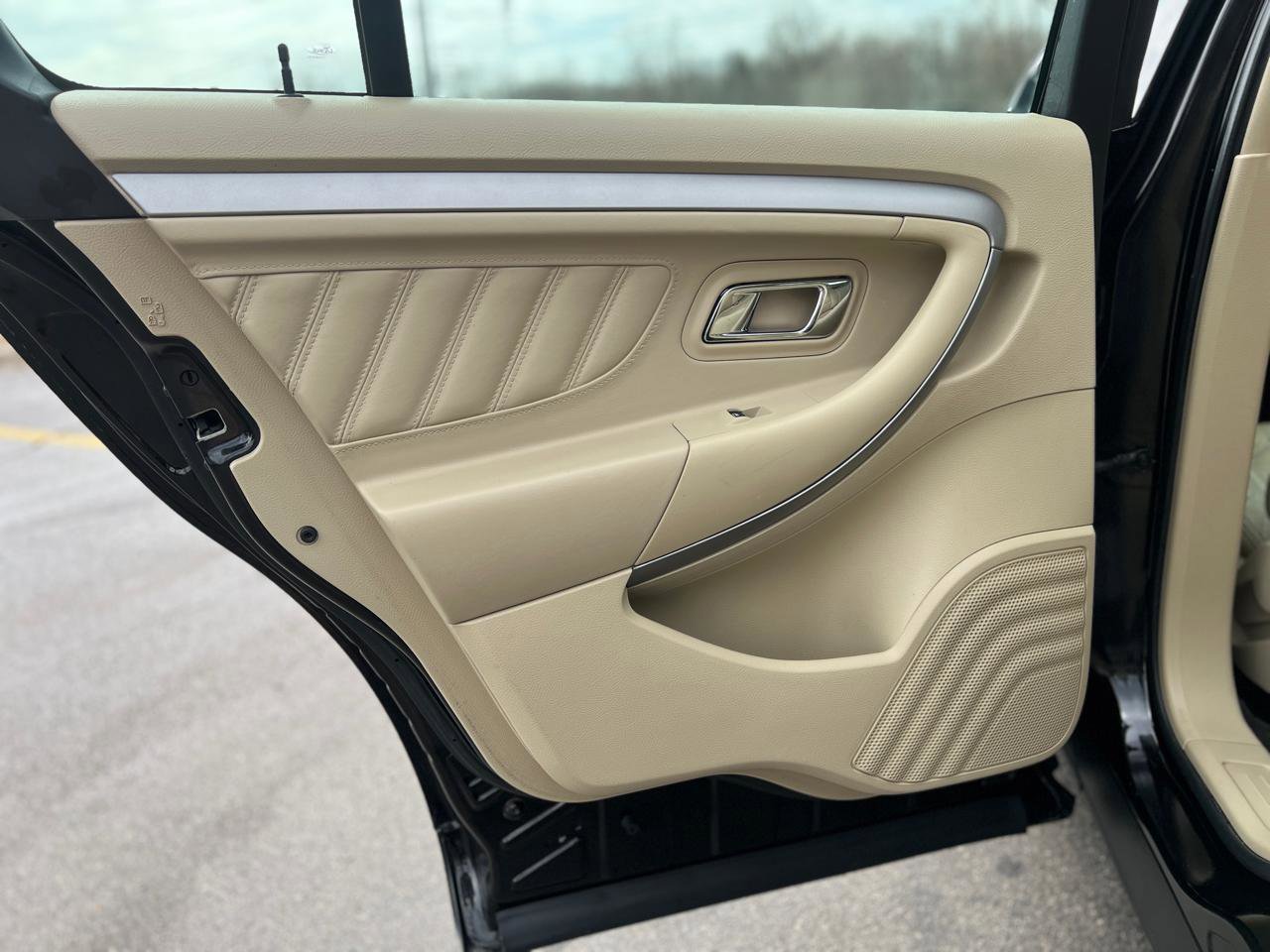 Used 2017 Ford Taurus SEL FWD image 30