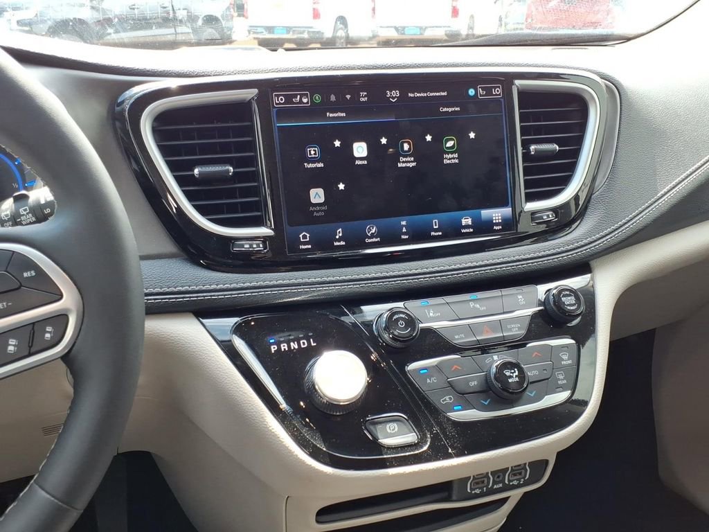 Used 2024 Chrysler Pacifica Select image 19