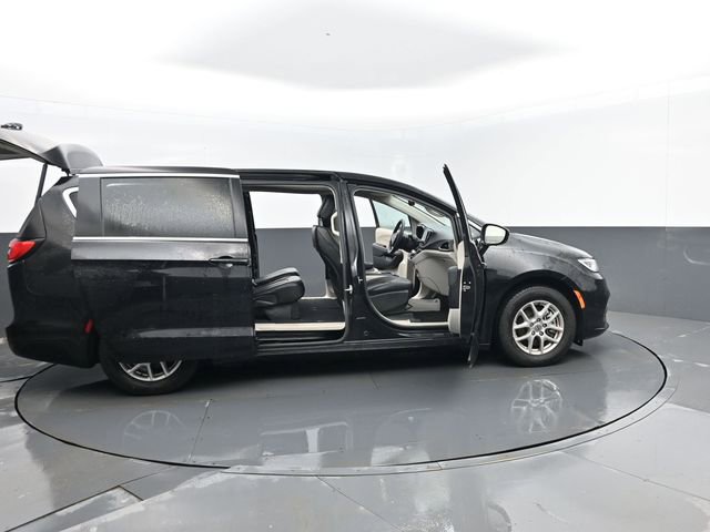 Used 2024 Chrysler Pacifica Touring-L image 31