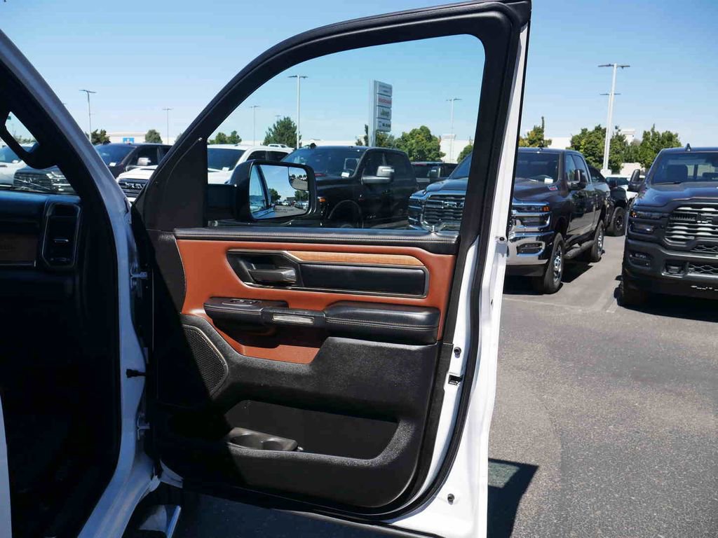 Used 2022 RAM 1500 Limited w/ Body-Colour Bumper Group image 32