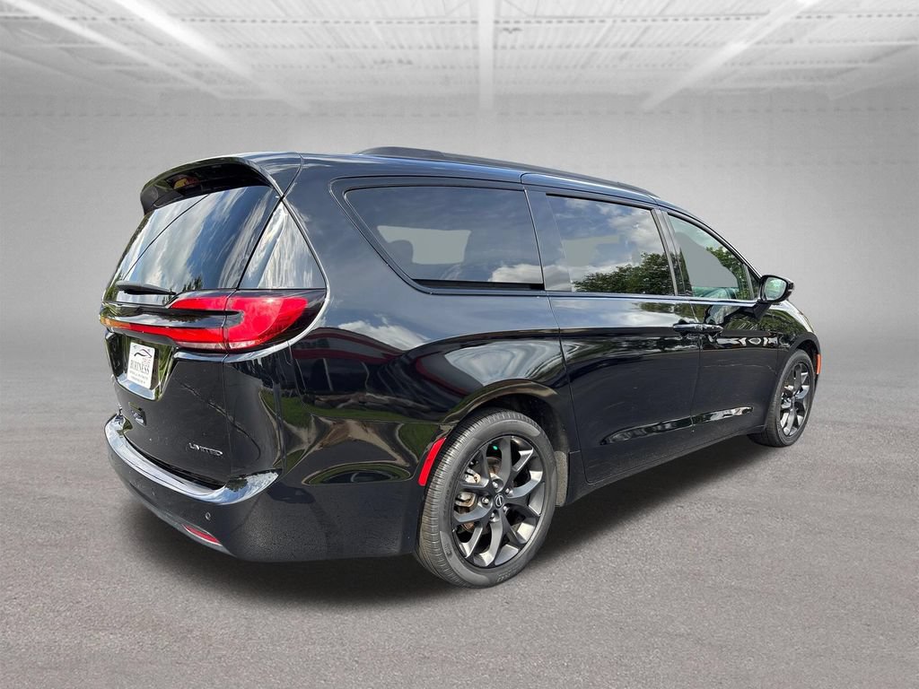 Used 2025 Chrysler Pacifica Limited FWD image 12