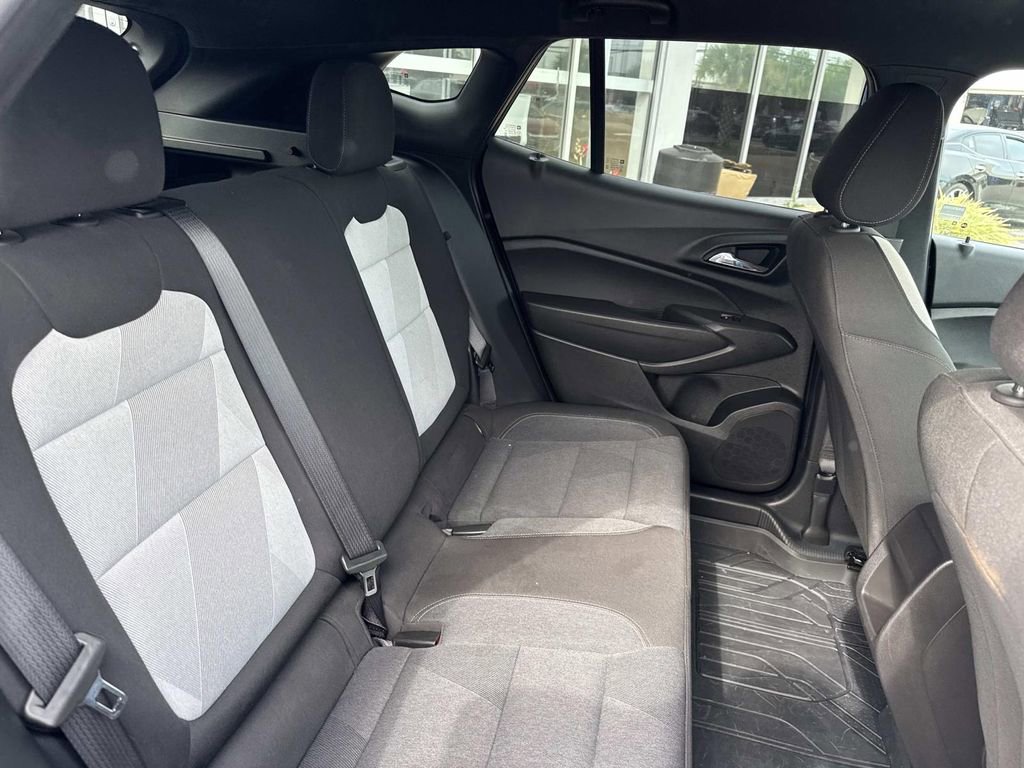 Used 2025 Chevrolet Trax RS image 10