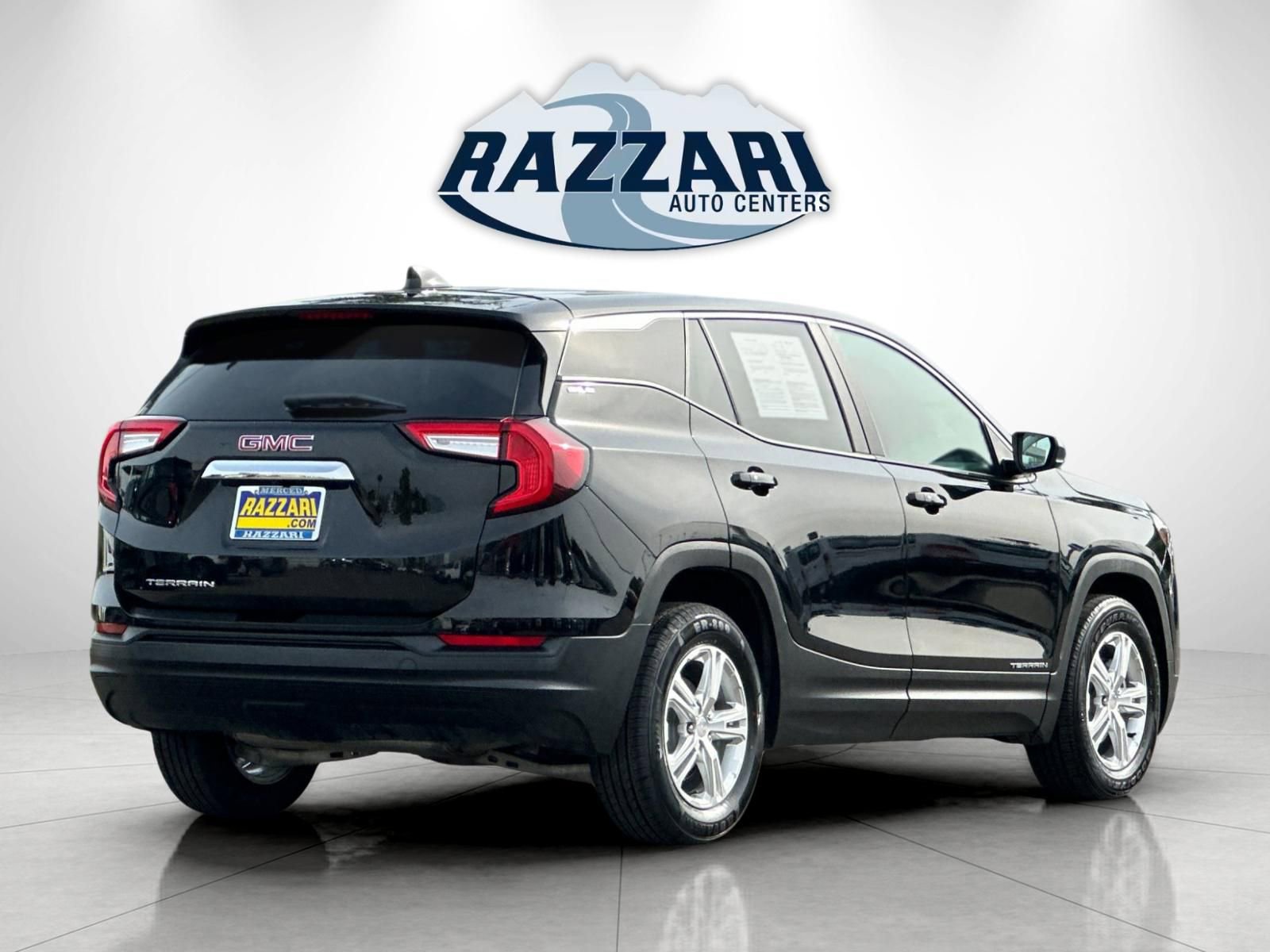 Used 2024 GMC Terrain SLE image 3