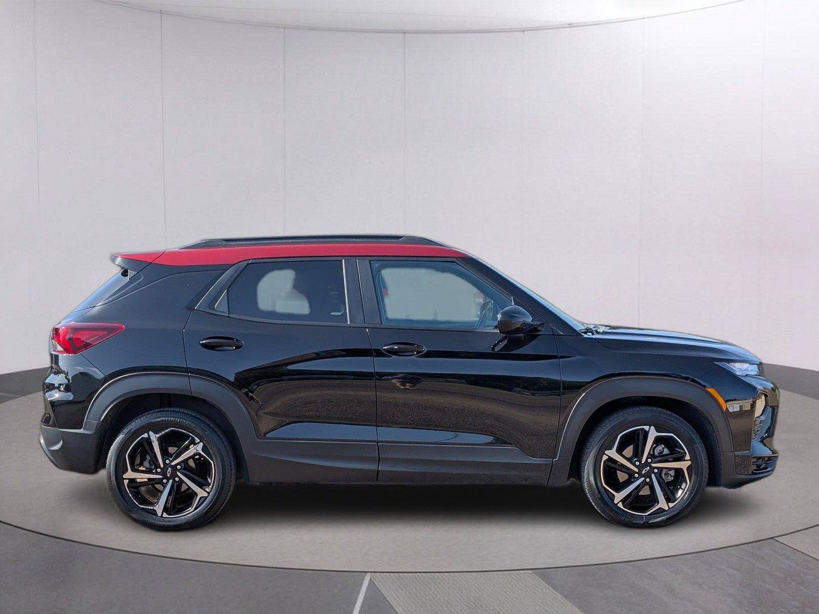 Used 2022 Chevrolet TrailBlazer RS w/ Sun and Liftgate Package FWD image 6
