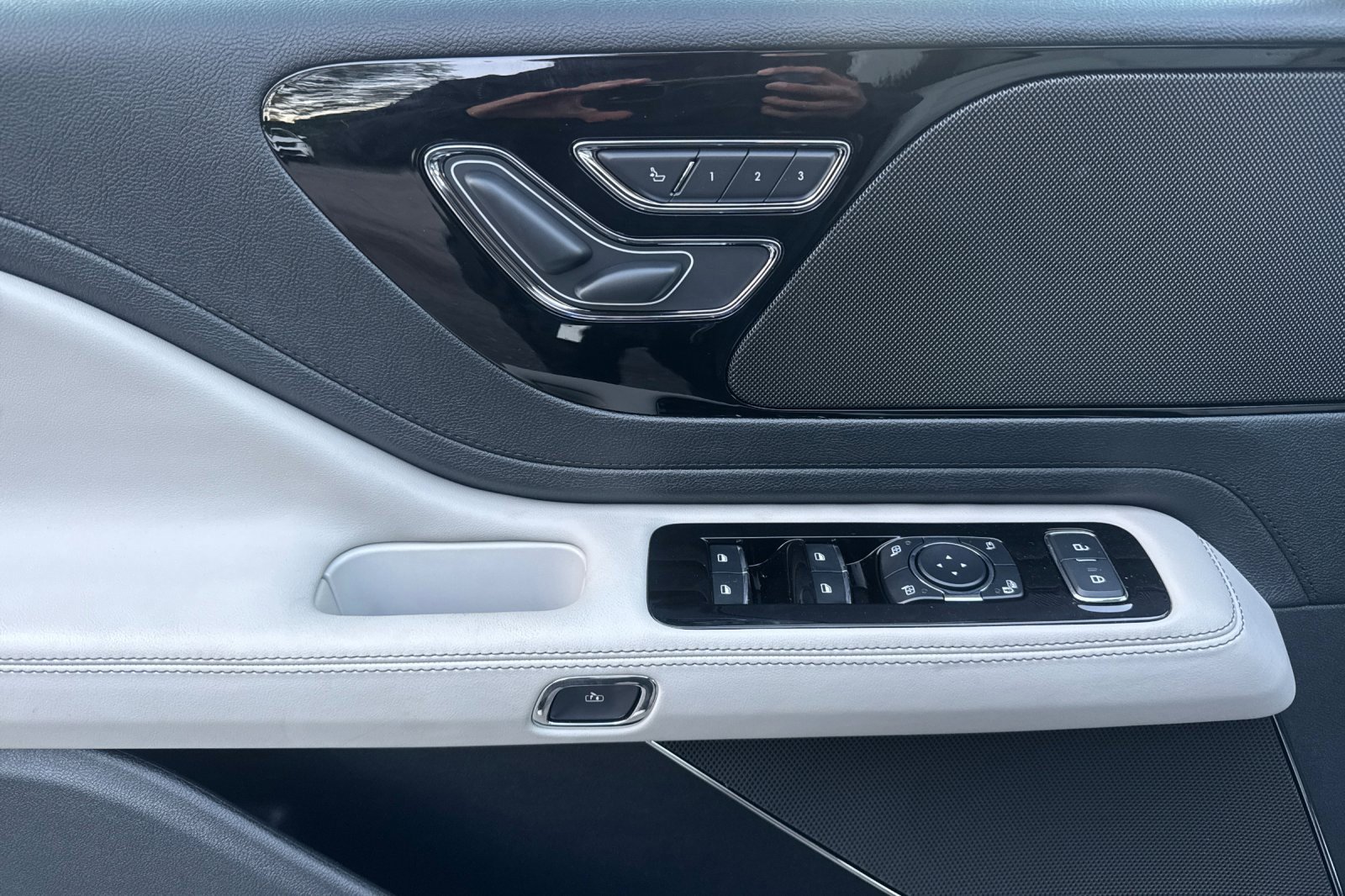 New 2026 Lincoln Aviator AWD w/ Jet Appearance Package image 9