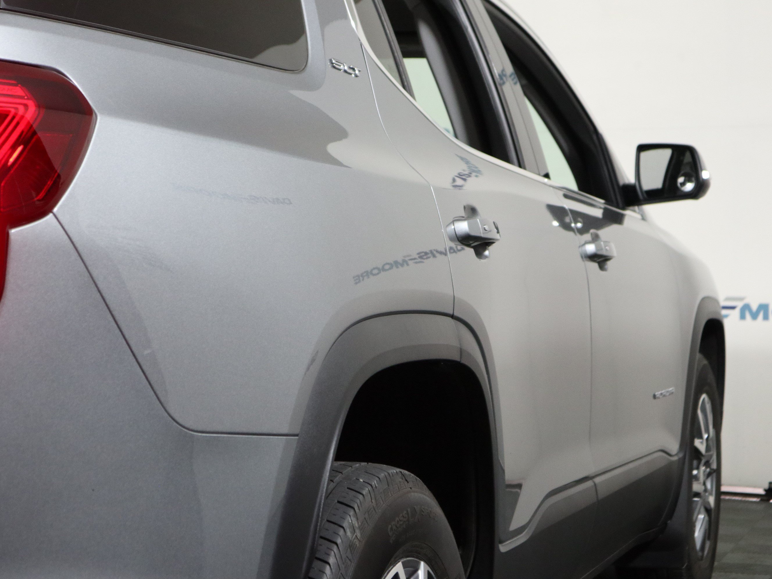 Used 2023 GMC Acadia SLT w/ Technology Package FWD image 5