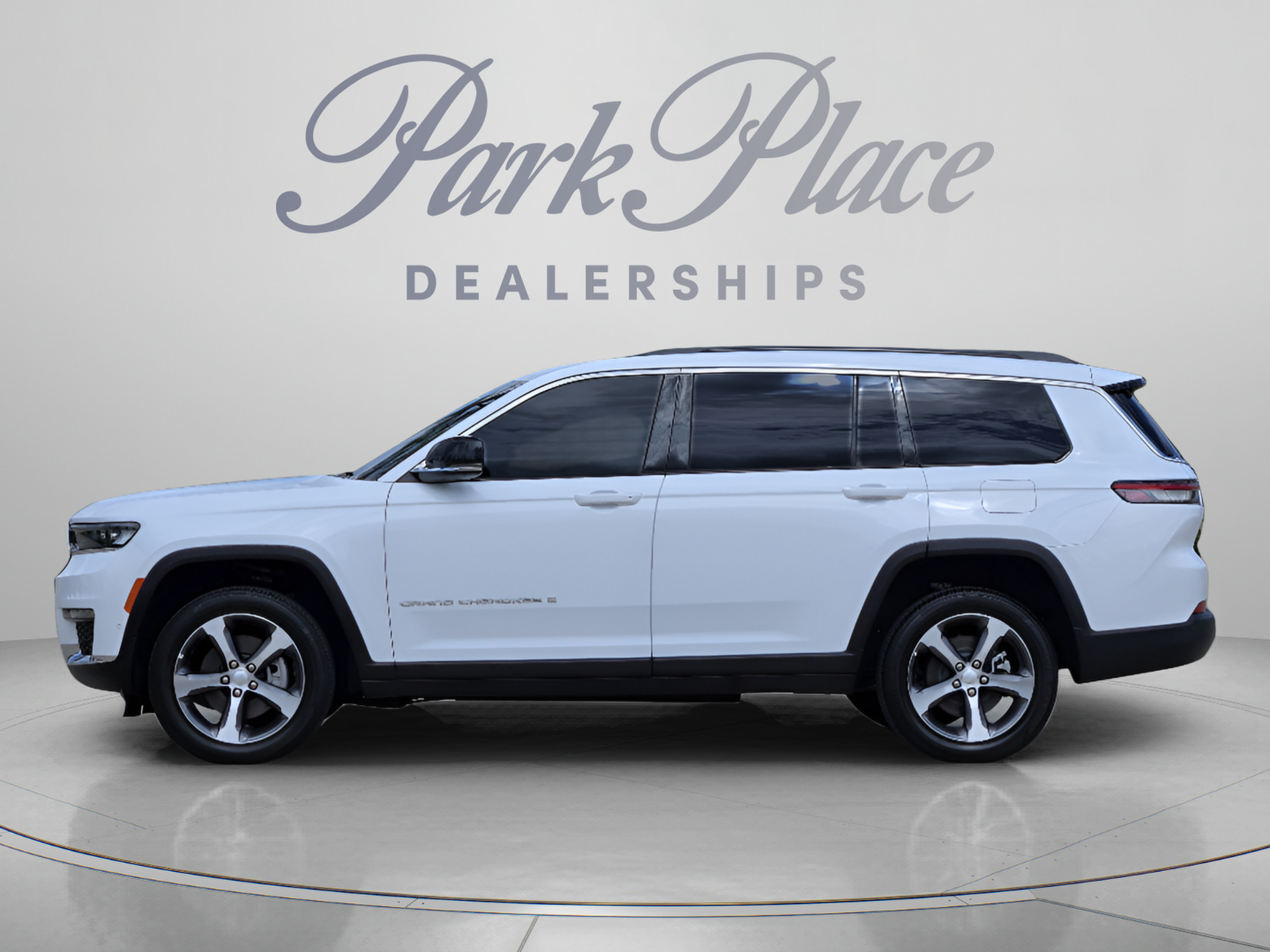 Used 2025 Jeep Grand Cherokee L Limited w/ Luxury Tech Group II AWD/4WD image 2
