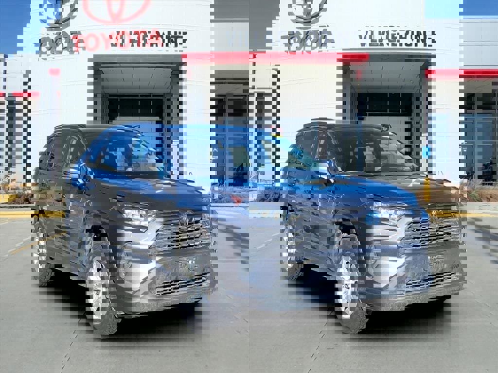 Used 2020 Toyota RAV4 LE image 3