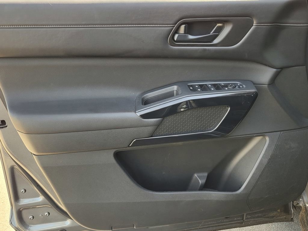 Used 2024 Nissan Pathfinder SV w/ SV Premium Package image 15