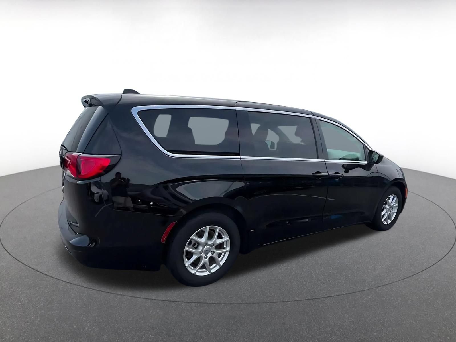 Used 2024 Chrysler Voyager LX FWD image 14