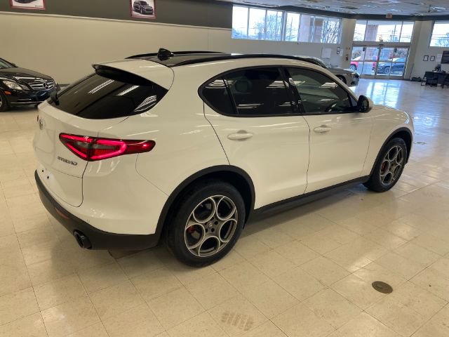 Used 2022 Alfa Romeo Stelvio Sprint image 3