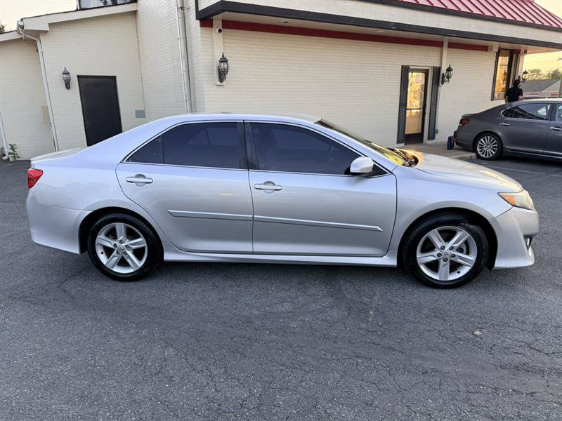 Used 2013 Toyota Camry SE w/ Preferred Accessory Pkg FWD image 4