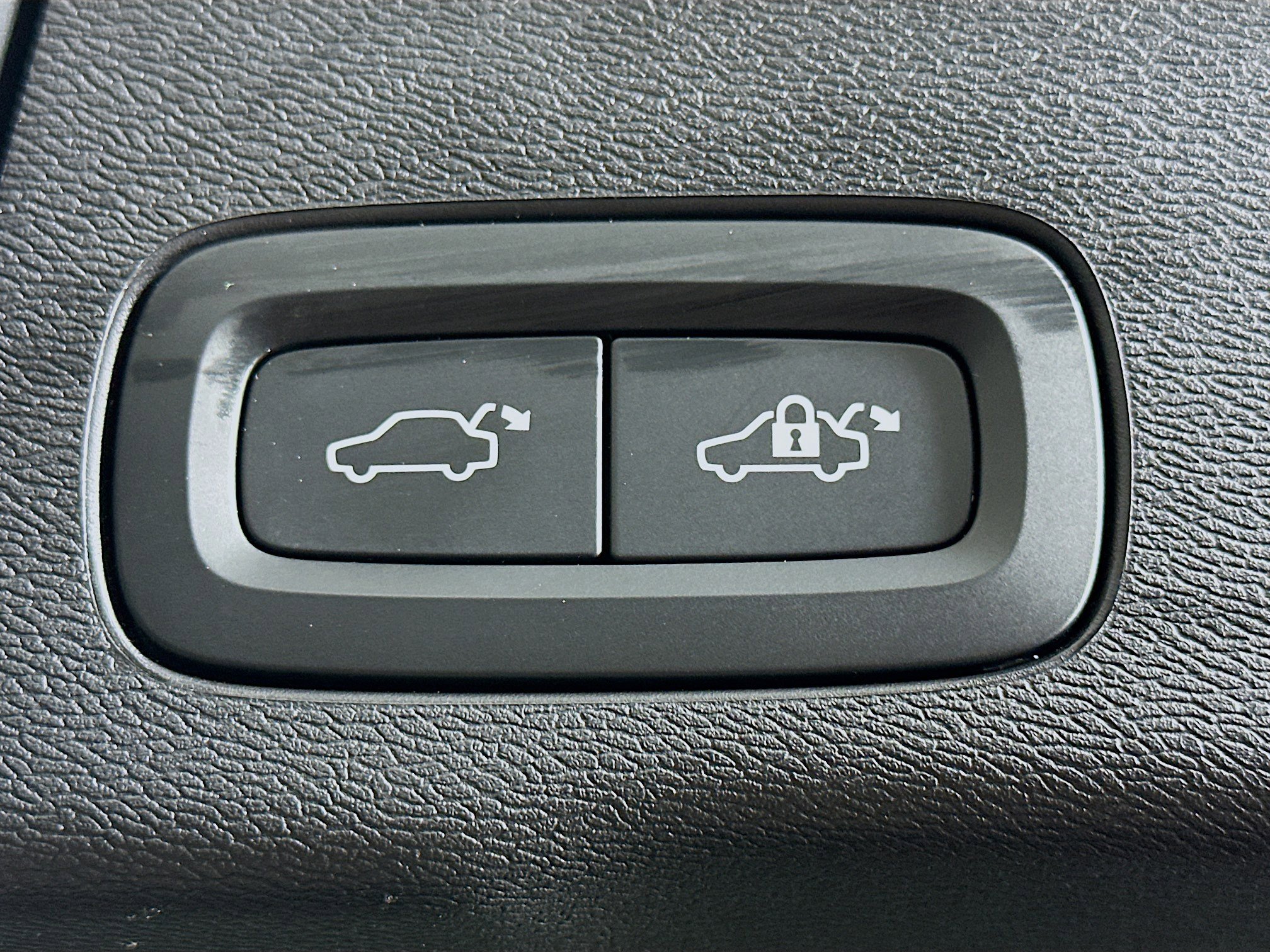 Used 2023 Volvo XC60 B5 Ultimate w/ Climate Package image 31