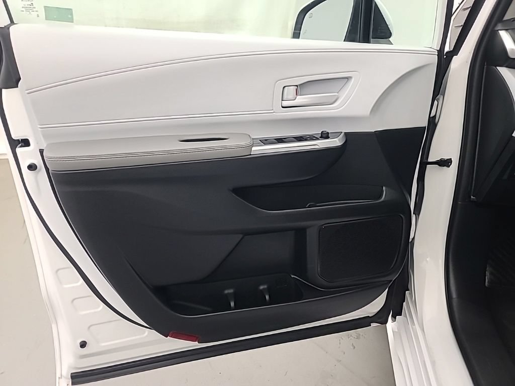 Used 2026 Toyota Sienna LE FWD image 25